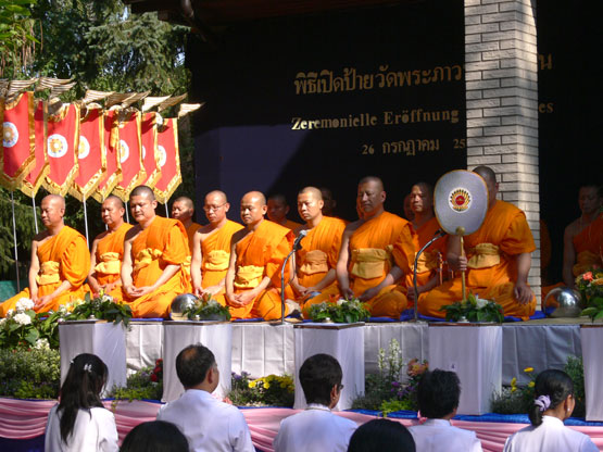 die Mönche vor derm Wat Phrabhavana 2008