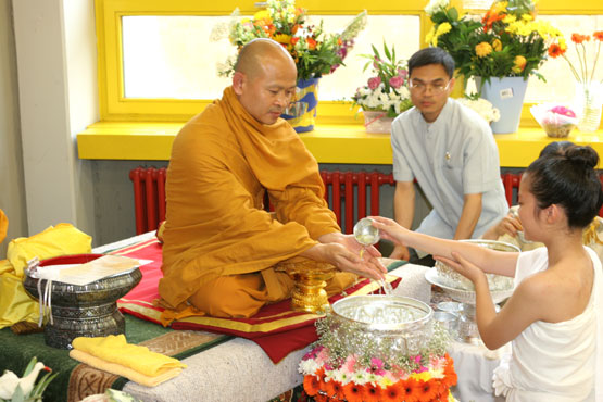 Phramaha Payom bei zeremonieller Waschung 2008