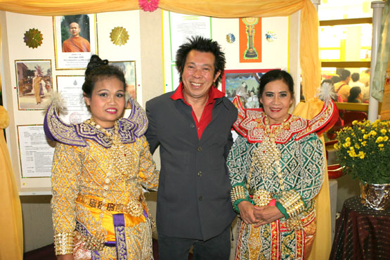 Gastronom Edd mit Tänzerinnen 2008