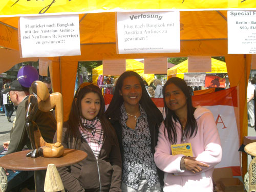 Noky Neumann mit Lin und Noi (rechts) auf dem Singha Kulturfest in Berlin-Wilmersdorf.