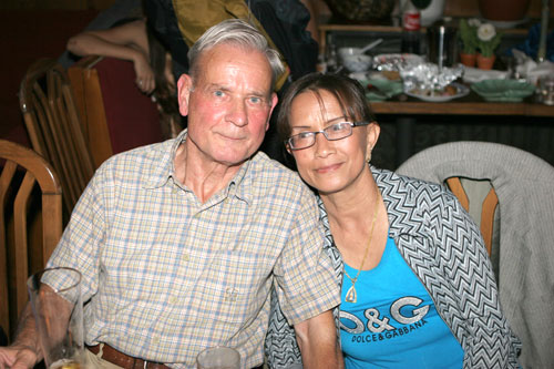 Das passt: Schönes Thai-Farang-Paar.