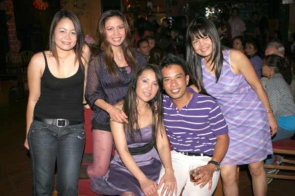 Berliner Thais feiern Geburtstag im Musik-Cafe Scorpion.