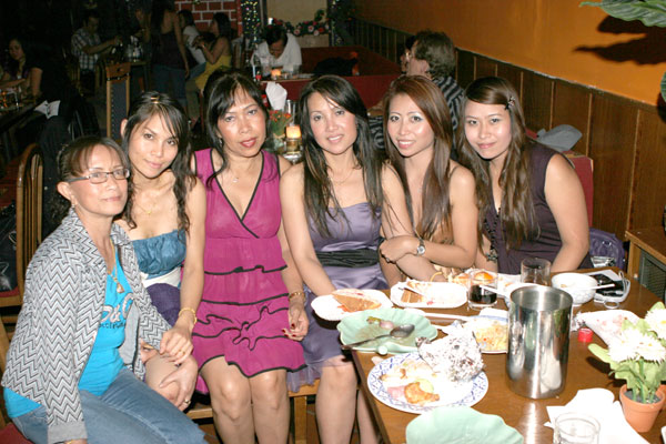 Happy Birthday für Deng, die Freundinnen aus den Thaimassagen feiern mit.