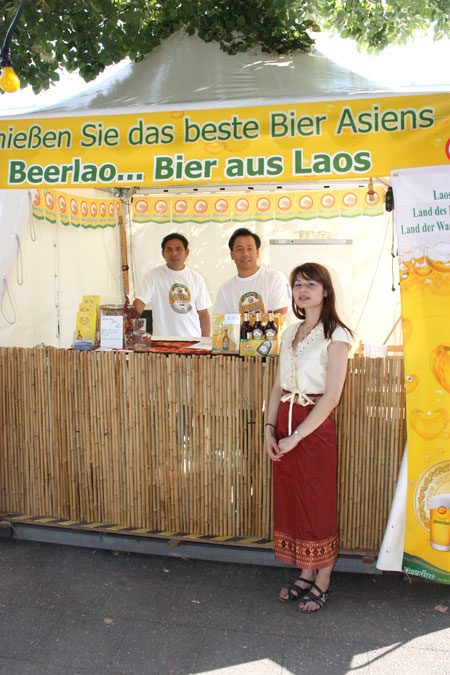 Dänny gehört zum Team des Asia Shops Bouakeo auf der Berliner Kantstrasse.