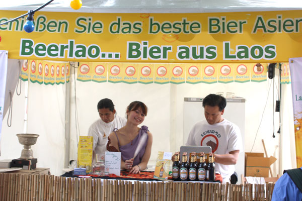 Mit Charme und Spass beim Bierfestival dabei - Dänny vom Bouakeo Asia Shop.
