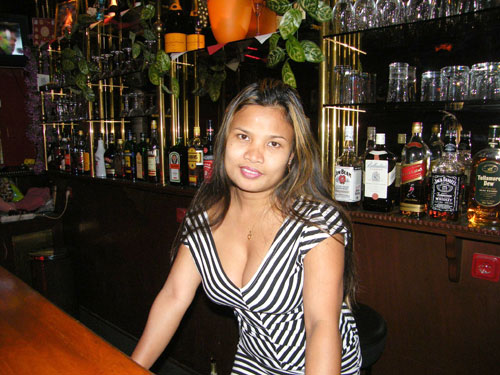 Thailändische Barfrau am Tresen der Crazy Bar in Berlin.