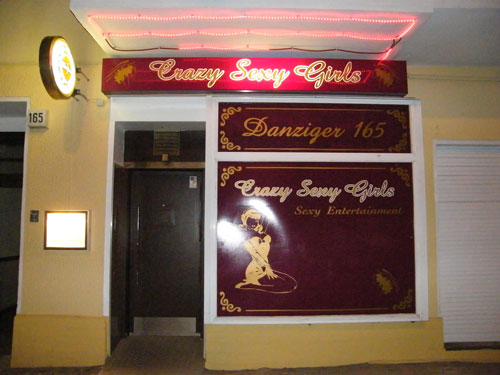 Aussenansicht der Crazy Sexy Bar in Berlin.