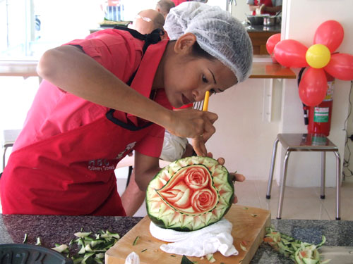 Aus dieser Melone wird ein kleines Kunstwerk