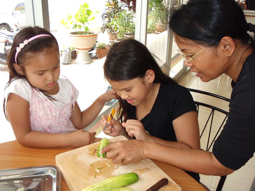 Diese Kids lernen das Gemüseschnitzen.