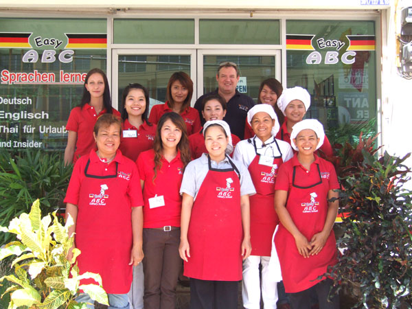 Das Team des Easy ABC Sprach- und Kochcenters in Pattaya.