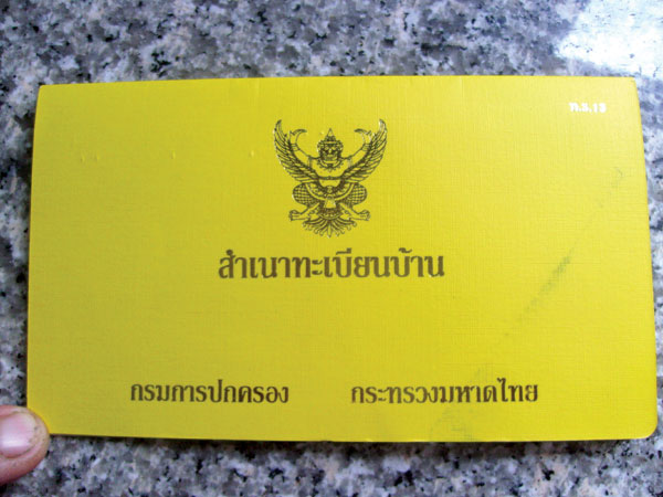 So sieht es aus - das gelbe Hausbuch für den Farang in Thailand.