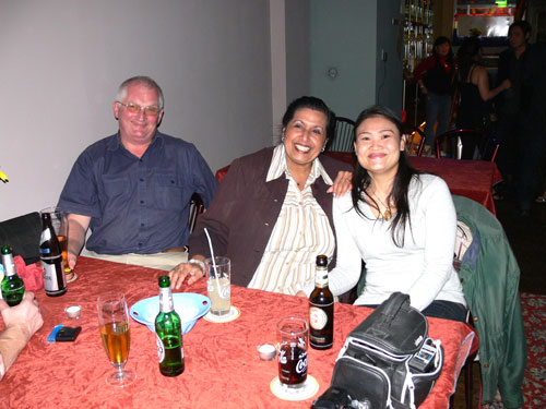 Krisana mit nettem Gatten und Gee von Reinald strahlt.