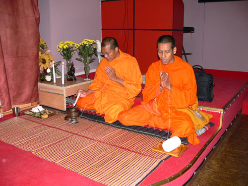 Die beiden Mönche segnen das neueröffnete thailändische Geschäft in Berlin.