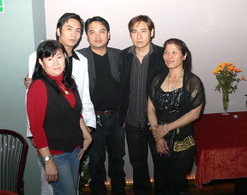 Alina - rechts - mit den Sängern, dem DJ und mit Dung Ding.