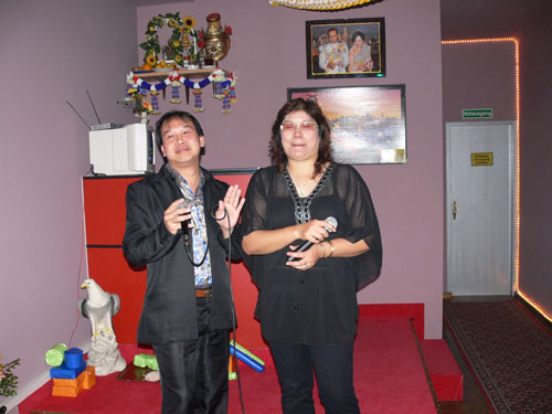 Die netten Inhaber des Asia-Shops im U-Bahnhof Hermannstasse - aus Laos.