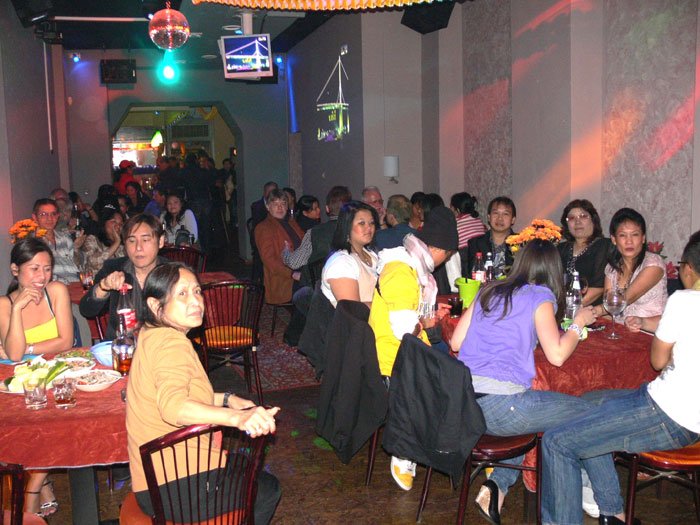 Volle Hütte am Tag der Eröffnung - im Thai-Musik-Cafe Praram 9 in Berlin-Neukölln.