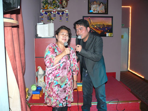 DJ Pön kümmert sich um die Thai-Karaoke.
