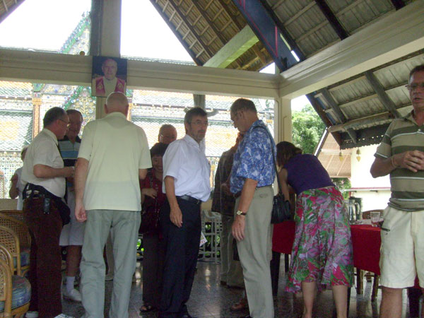 Pfarrer Bartel aus Bangkok bei seinen Gemeindegliedern in Pattaya.