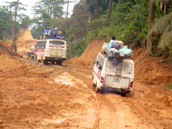 Die kleinen Busse ackern sich durch die Schlammpisten.