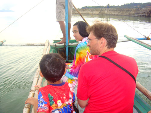 Mit diesem kleinen Boot erkunden wir die Inseln.