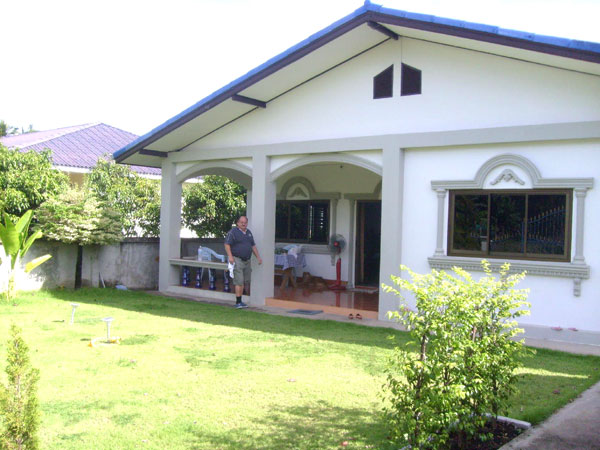 Schweine-Dieter vor seinem Haus bei Udon Thani.