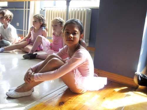 Klein Paula beim Ballett-Training.