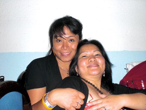 Porn-Michigo hält Jimmie alias Jim Jay in den Armen.