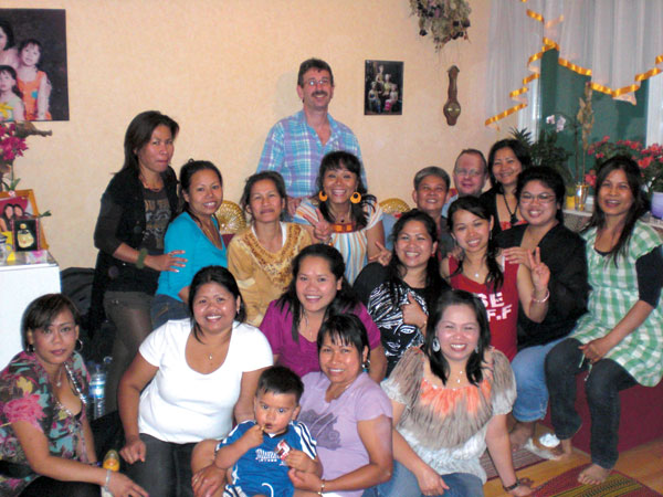 Grosse Runde für Thaifrau Porn Michigo - die in der Mitte mit den orangenen Ohrringen - wie Afrika.