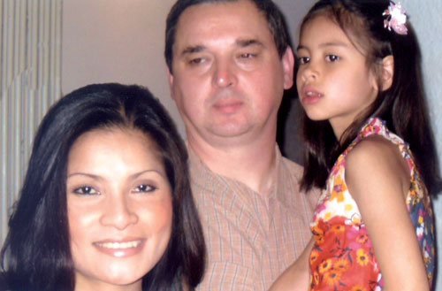 Die Familie von Paula mit Mama Lek und dem Papa.