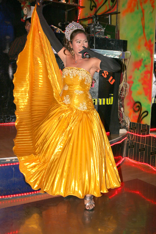 Thai-Sängerin Tuki zaubert eine richtige Show aus dem Kostüm.