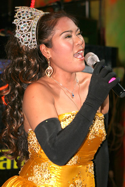 Tuki voller Inbrunst im Thau-Musik-Cafe R.C.,A.