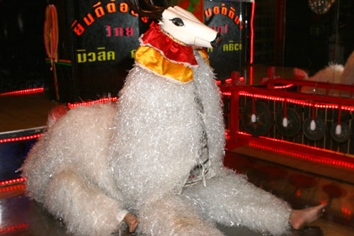 Solche ulkige Thai-Comedy ist immer Teil der Show im R.C.A.