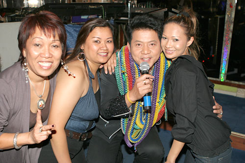 Schöne Pu von Krabi Thaimassage schmiegt sich an den Star.