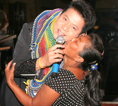 Joy gibt Bussi für Damrong.