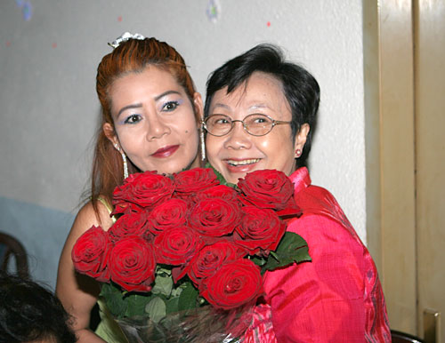 Weena knuddelt das Geburtstagskind (rechts).