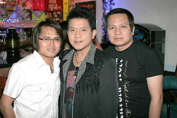 Von Links: Juvelier Yad, Sänger Damrong, Sombat alias der am Mann der niemals lacht.