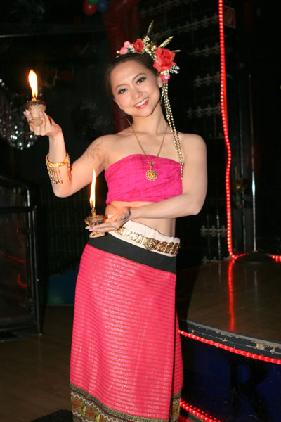 Der thailänische Kerzentanz in zauberhafter Performance. 