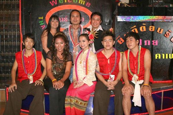 Ed, Toi, Juwadee, Tuki und die Trommler-Gruppe.