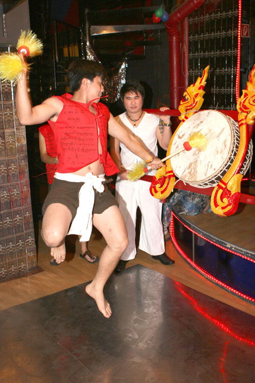 Kraftvoll und artistisch beim Thai-Trommeln.