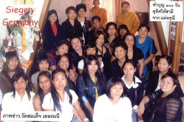 Thai-Buddhisten in Siegen bei einer Bestattungszeremonie.