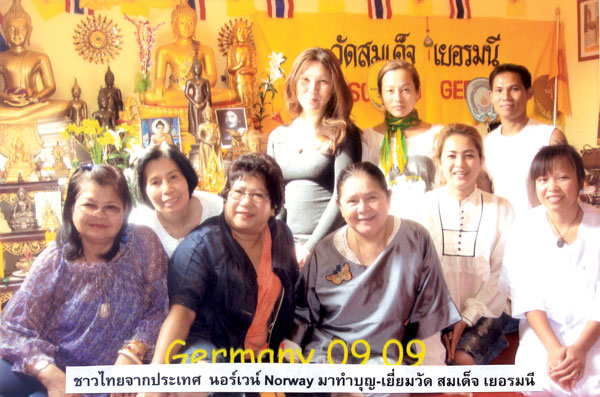 Thais in Norwegen bei einer Spenden-Zeremonie.