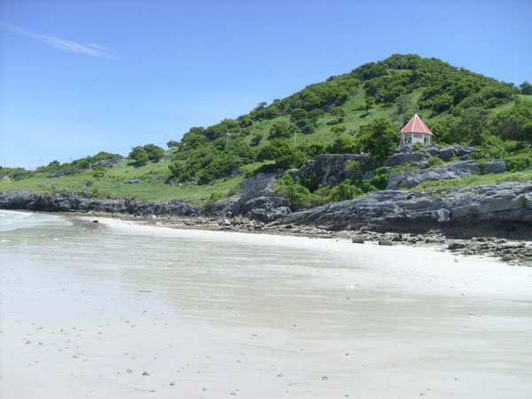 Menschenleer und reizvoll - am Strand der Insel Koh Si Chang