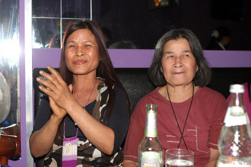 Schwestern beim Coyote Tanzen im Excite