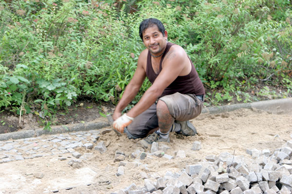 Yai pflastert den Gehweg