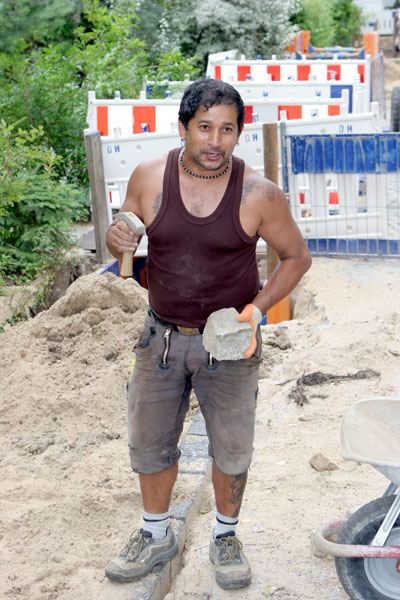 Yai beim Strassenbau