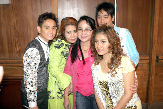 drei Thai-Stars mit Fans 2008