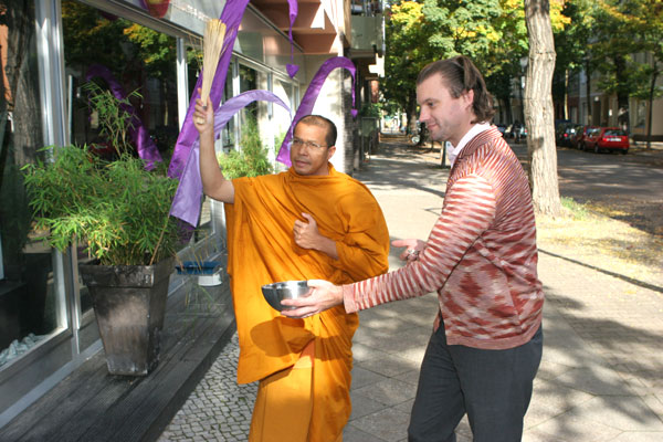 Mönch weiht Berliner Thaimassage Nan Spa 2008