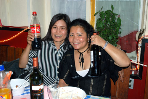 Jim Jai rechts bei der kleinen Party