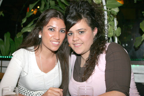 zwei Schöne feierten mit