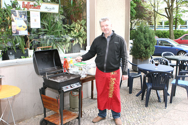 Walter am Vatertag vor seinem Brienzer Eck in Berlin